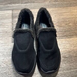 Skechers Black Slip-On Shoes with Faux Fur Trim woman’s 8 (b150)